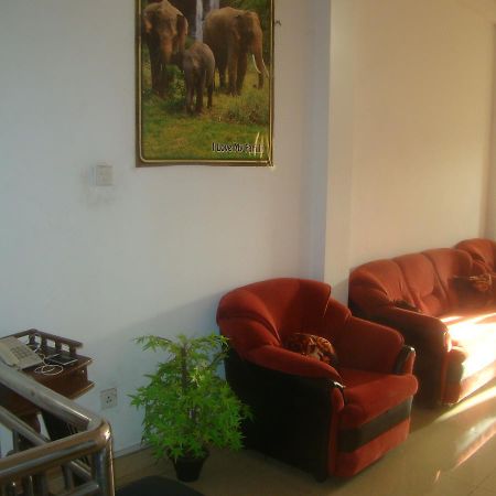 Down Town Hotel Ponnarankulama Esterno foto