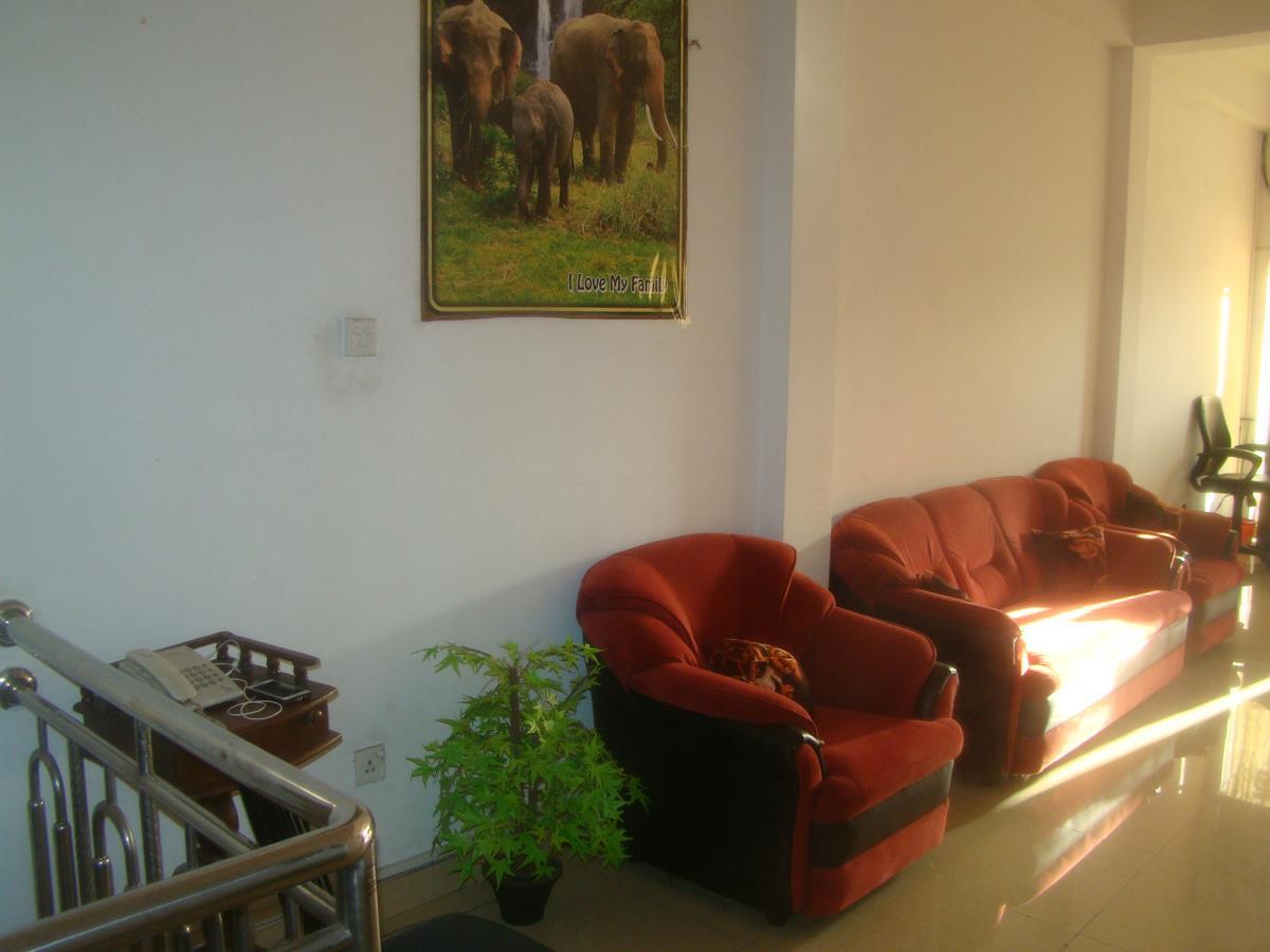 Down Town Hotel Ponnarankulama Esterno foto