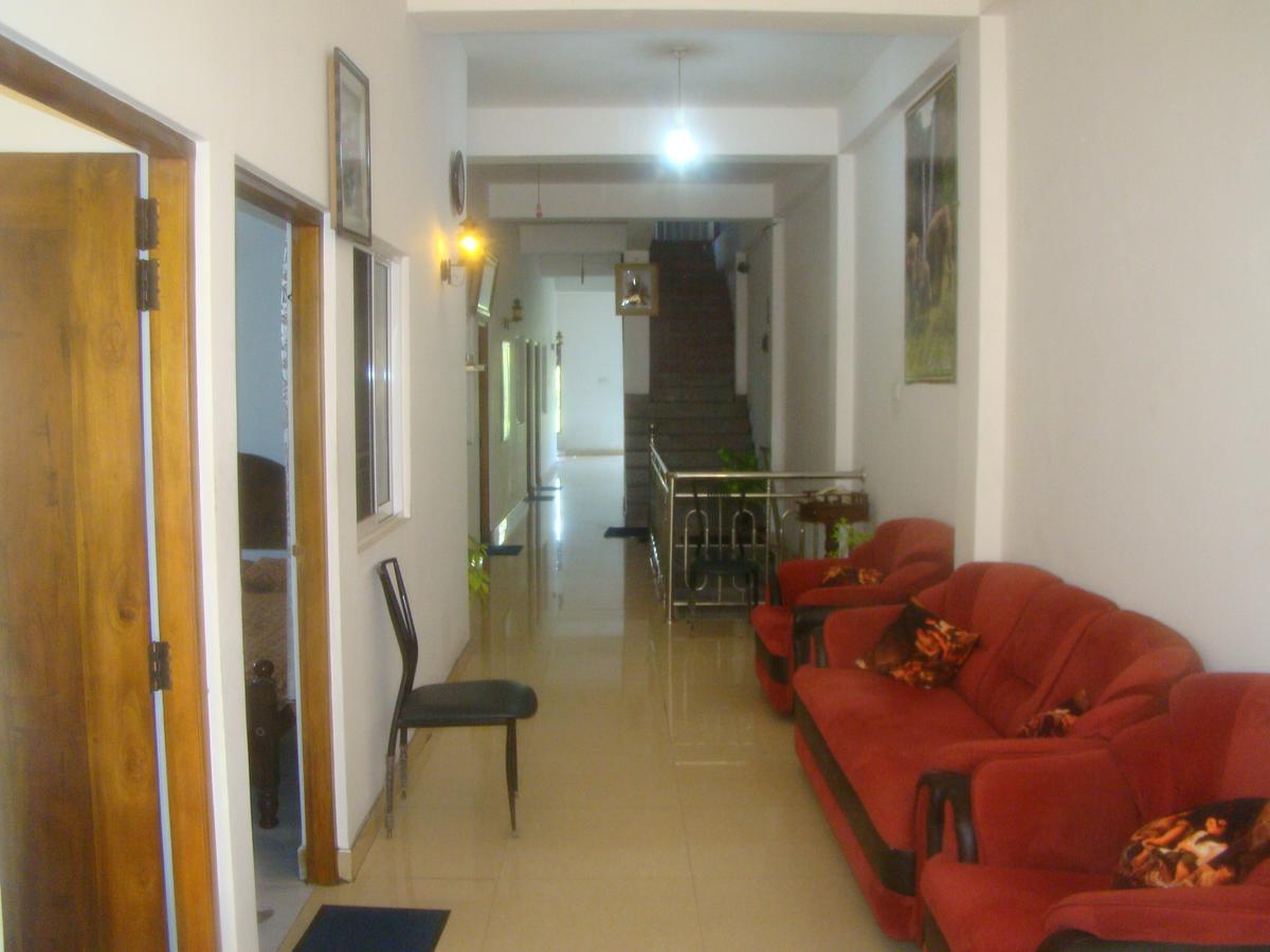 Down Town Hotel Ponnarankulama Esterno foto