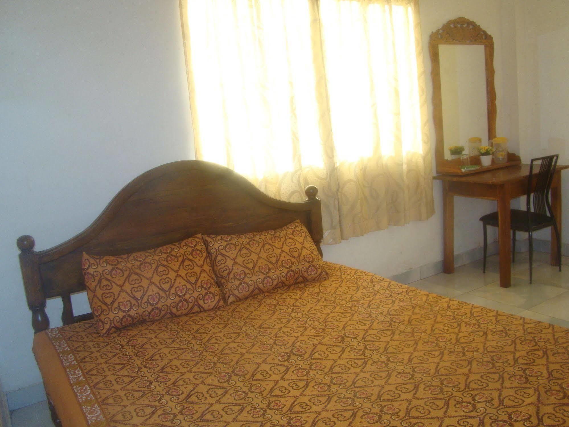 Down Town Hotel Ponnarankulama Esterno foto