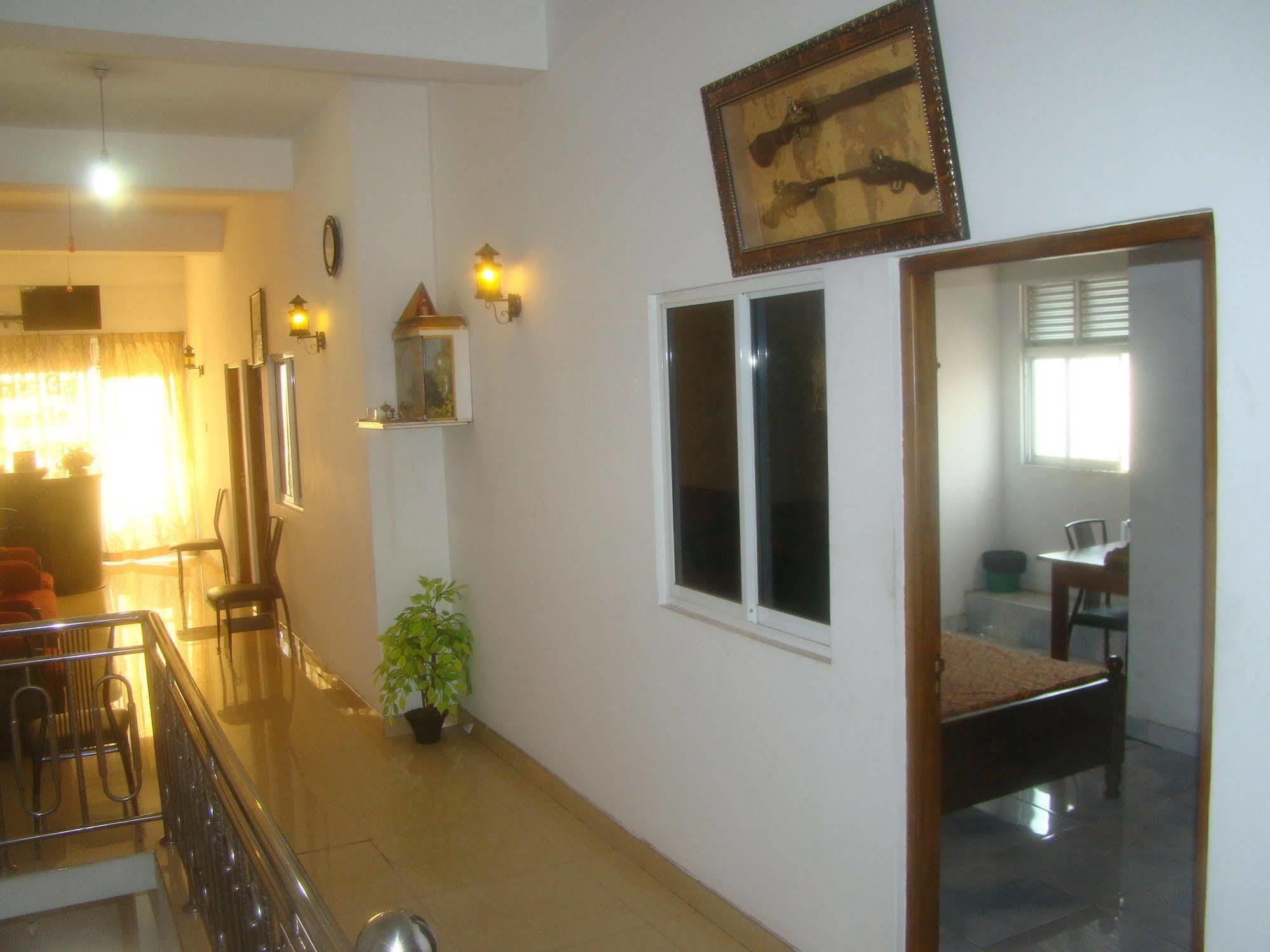 Down Town Hotel Ponnarankulama Esterno foto